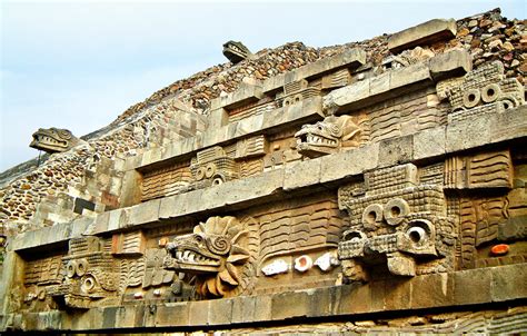 El Templo de la Serpiente Emplumada: A Mystifying Glimpse into Ancient Mayan Civilization!