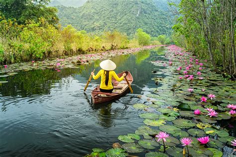 Floating Market & Perfume Pagoda: A Unique Day Trip into Vietnamese Culture!