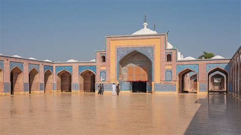 Shah Jahan Mosque - An Exquisite Mughal Masterpiece With Intricate Marble Work!