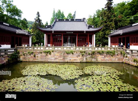 Yue Fei Temple: A Monument to Loyalty and Military Prowess in Hangzhou!