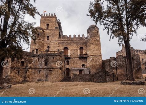 Fasil Ghebbi: Majestic Ruins and Ethiopian Royalty!