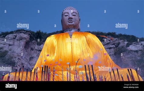 Giant Buddha Statue of Mount Mengshan: A Colossus Overlooking Ancient Wisdom and Tranquil Beauty!