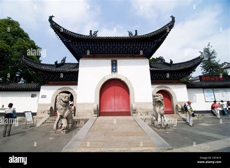  Guiyuan Temple! Where Tranquility Meets Exquisite Architecture