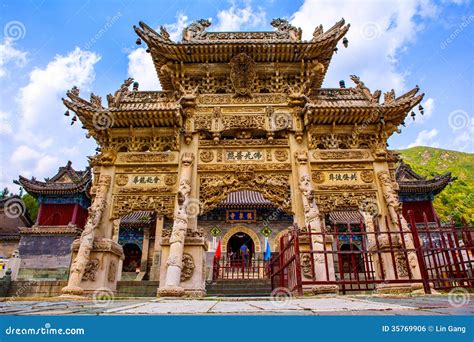 Longquan Temple! A Breathtaking Mountain Retreat Steeped in Ancient History!