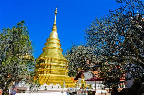 Phra That Chom Si Thong: A Glittering Beacon of History and Religious Significance!