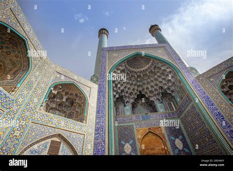 Shahzadeh Emambargha Mosque: An Ornate Symbol of Persian Architecture and Spiritual Haven!